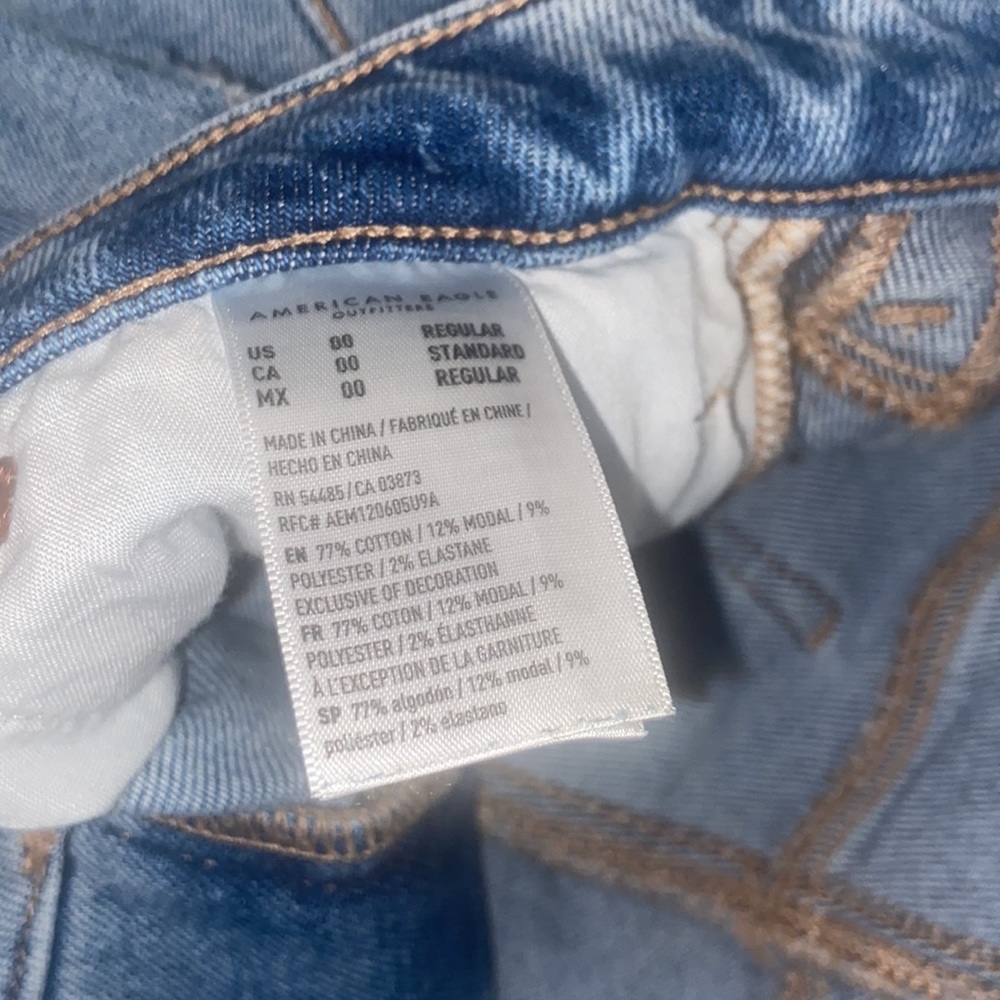 AE Ripped Relaxed Mom Jean - Picture 9 of 15